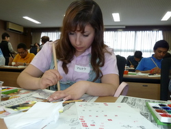 絵手紙を熱心に描いている学生
