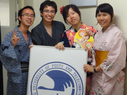 浴衣を着た学生たち