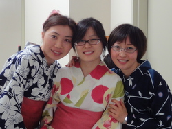 浴衣を着た3人の学生