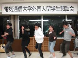 踊っている学生たち