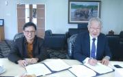 New MOU signing ceremony by Dr. Ir. Basuki and Prof. Fukuda, from right to left, Prof. Fukuda, Dr. Ir. Basuki