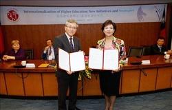 Photo 2: (from left) Dr. Nakano and TKU President, Dr. Flora C.I. Chang at the signing ceremony<br><br><br>