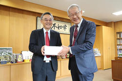 Photo 1: (from left) Dr. Sheng-Ching Cheng, IRTI Information and Communications Lab and President Fukuda