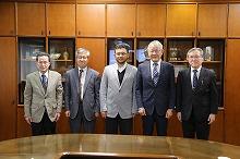 向かって右から本学中野理事、福田学長、Hairul MMU副学長、本学田中副学長、高橋客員教授（国際戦略室）