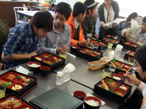 お弁当を食べながら本学学生と懇談