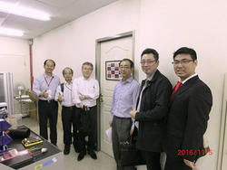 写真1： Ching-Chang Wong センター長の説明で、同大学の知能自動化とロボット研究センター内に設置されたTKU-UEC GALを見学する中野理事、阿部副学長および青山教授